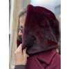 Burgundy balaklava s luxusnou hladkou textúrou na žene v zimnom outfite.