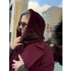 Burgundy balaklava s luxusnou hladkou textúrou na žene v zimnom outfite.