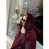 Burgundy balaklava s luxusnou hladkou textúrou na žene v zimnom outfite.