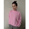 ružový pinky sveter vo voľnom strihu s jemnou textúrou pre moderný zimný outfit
