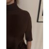 tmavohnedý sveter s jemným stojáčikom a rebrovanými rukávmi v talianskom elegantnom štýle