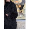 čierny dlhý dámsky kožúšok s výraznou textúrou v mestskom outfite