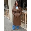 Hnedý prechodný trenchcoat s viazaním v páse v elegantnom mestskom štýle