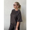Hnedý dámsky oversize top s krátkym rukávom a jemným leskom, ideálny pre elegantné aj ležérne outfity