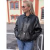 Čierna dámska koženková bunda s golierom a vreckami v oversize strihu