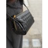 Čierna mini pletená kabelka so zlatým zipsom a nastaviteľným ramienkom.