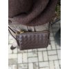 Hnedá mini pletená kabelka so zlatým zipsom a tenkým crossbody remienkom.