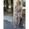 Dlhé dámske šaty s hnedým zebra vzorom, hlbokým výstrihom a voľným strihom pre letný outfit