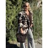 Hnedé oversize sako s cow print vzorom, kombinované s džínsami a hnedým svetrom – jesenný outfit v prírodných tónoch
