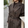 Hnedý dámsky kabát s opaskom a dvojradovým zapínaním, elegantný jesenný štýl