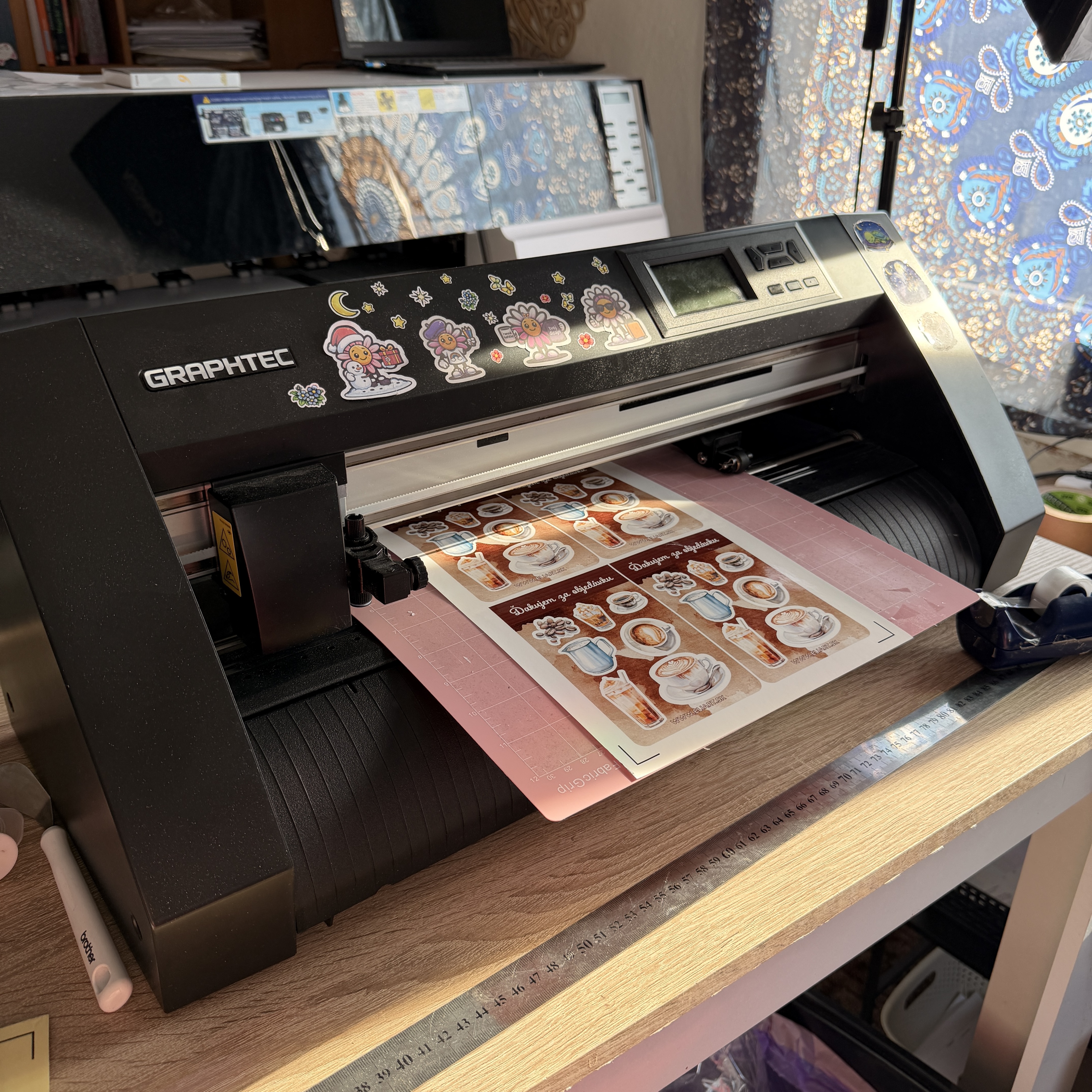 graphtec-plotter-vyroba-nalepiek-na-mieru-eliart