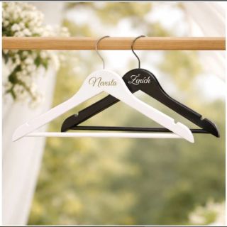 ✨ NOVINKA ✨ Niektoré detaily robia svadbu ešte krajšou… 🤍 Predstav si ranné prípravy, šaty zavesené na vešiaku s nápisom...