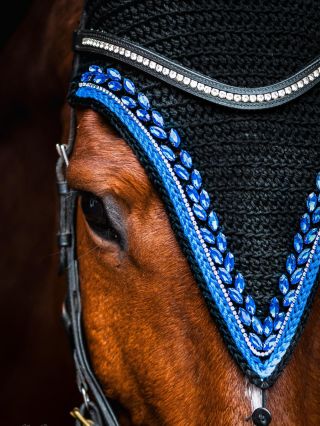 Užijte si pohled na minimalismus v černé, oživený hlubokou Royal Blue 💙 Ručně háčkovaná čabraka, kde každý detail má své...