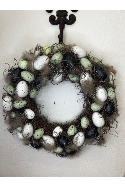 Rustikálny veniec z prútia s vajíčkami a pierkami