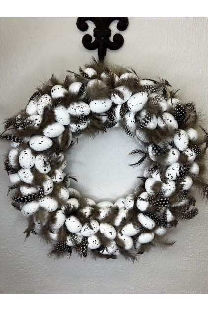 Elegantný veľkonočný venček s pierkami