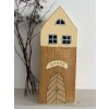 Drevený domček na poličku „Vitajte“