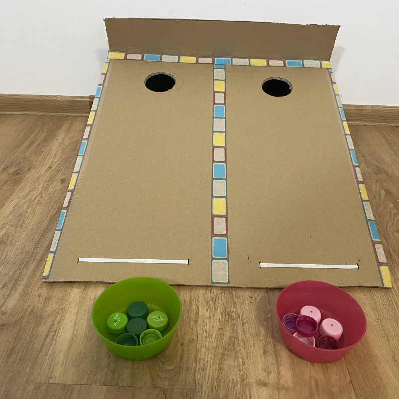 DIY - rodinná montessori hra s vršky od petlahví