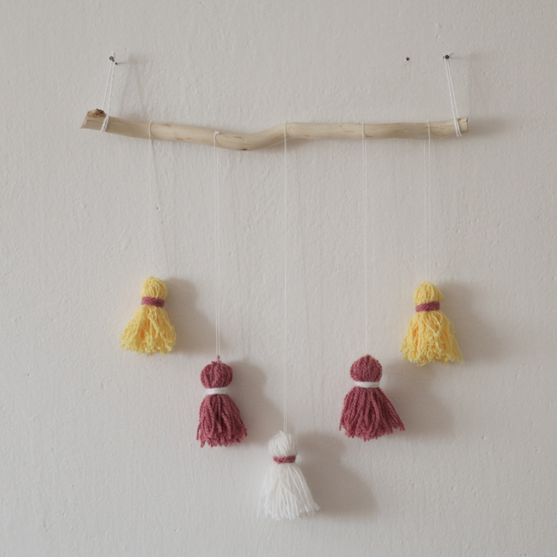 DIY Dekorace na stěnu ze střapců