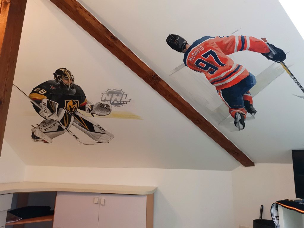 Malba na míru s hokejisty na stropě v dětském pokoji