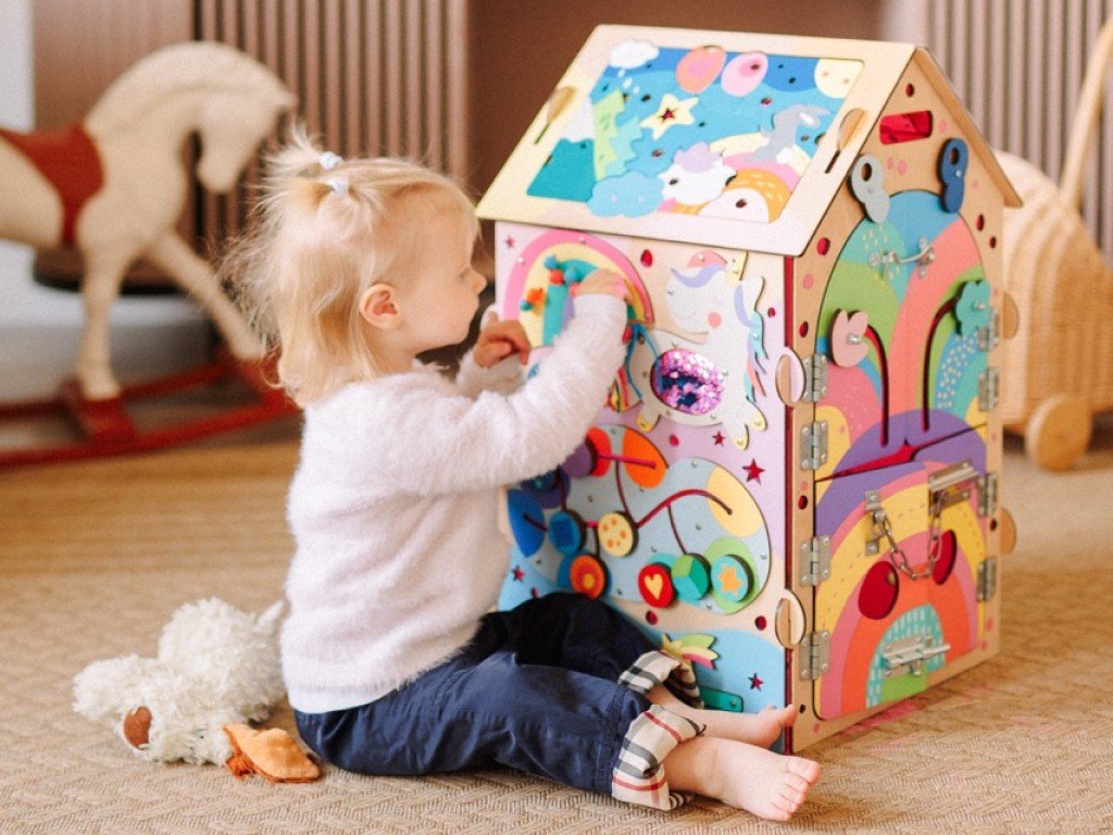 Activity board domeček Pro princezny s LED, hracími a montessori prvky