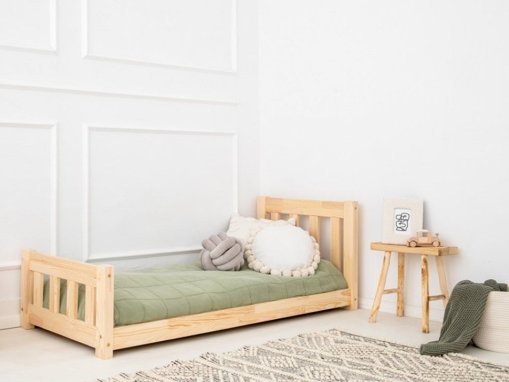 Dřevěná dětská postel s čely v klasickém designu