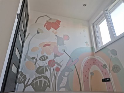Originální malba na stěnu Rozkvetlá louka s myškou a zajíčkem