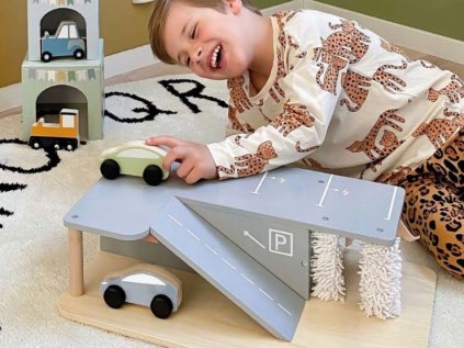Dětská dřevěná multifunkční garáž na autíčka s automyčkou a autíčky zdarma