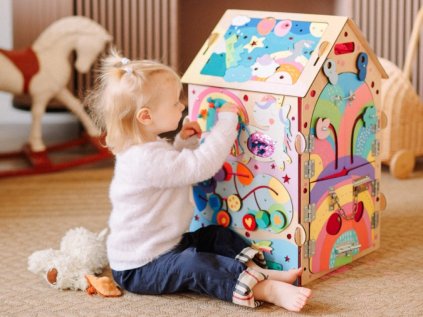 Activity board domeček Pro princezny s LED, hracími a montessori prvky