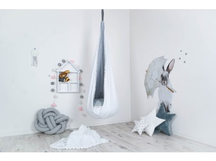 Závěsná látková houpačka v originálním designu