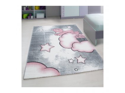 Dětský kusový koberec s medvídkem rozmísťujícím hvězdičky po obloze v šedo-růžové barvě se skvěle hodí do každého holčičího pokoje