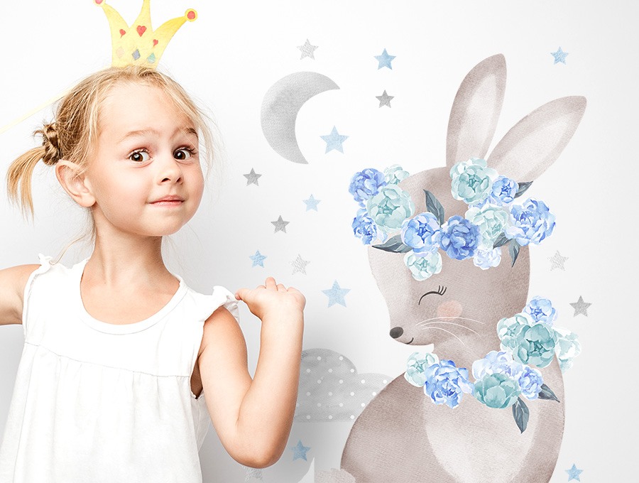 Pastelowe Love Nálepka na zeď – zvířátka – králík s růžemi barva: Modrá
