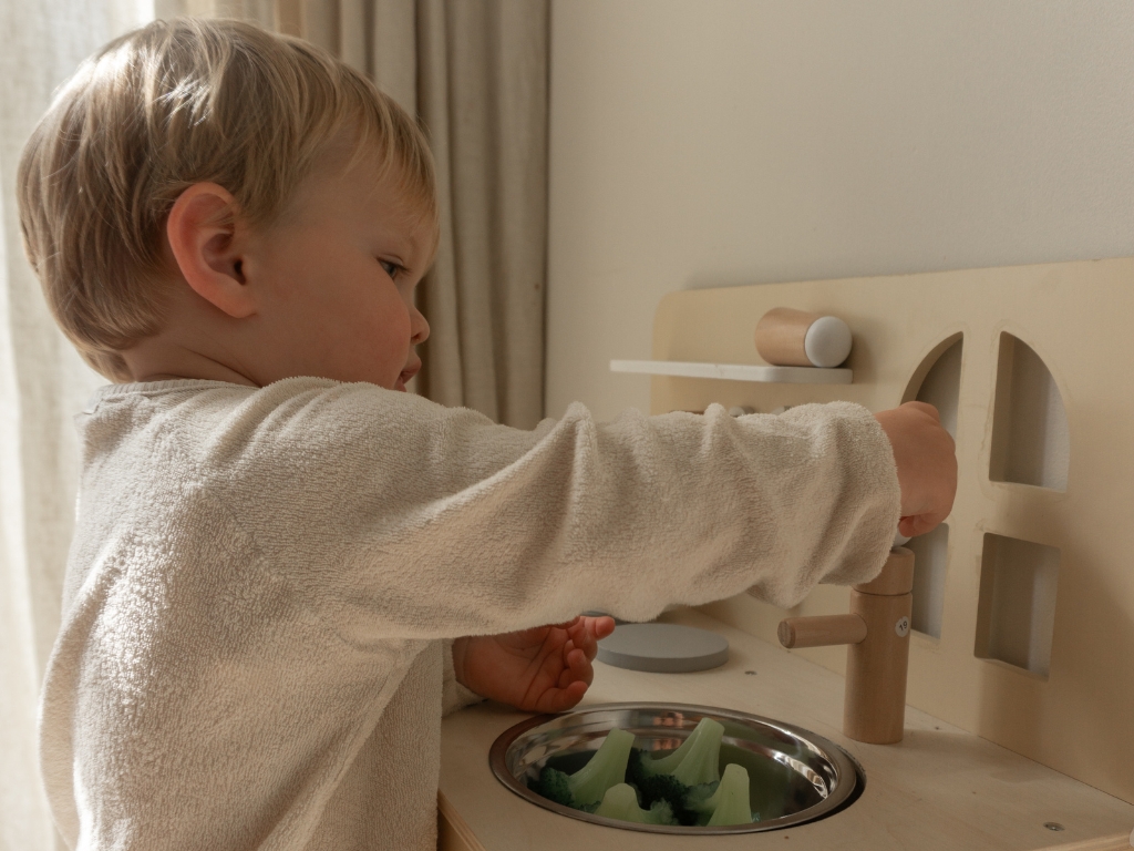 eliNeli Dětská dřevěná kuchyňka s okýnkem