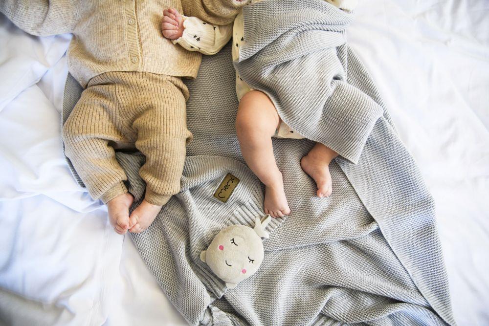 Dětská pletená deka MoMi HUG béžová (obrázek 9)