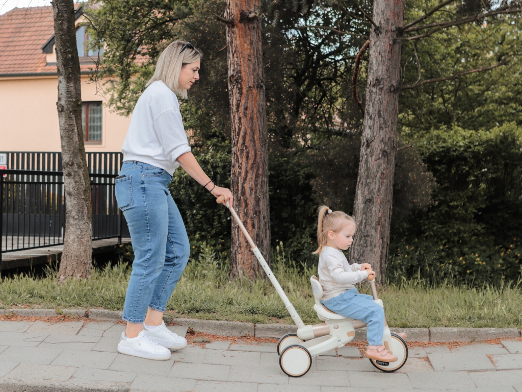 eliNeli Dětská tříkolka s vodicí tyčí 4v1 (obrázek 4)
