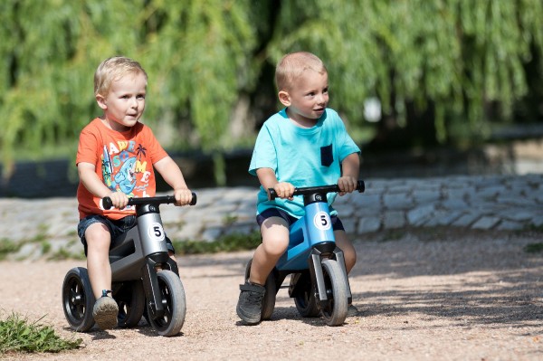 Odrážedlo FUNNY WHEELS Rider Sport modré 2v1 (obrázek 8)