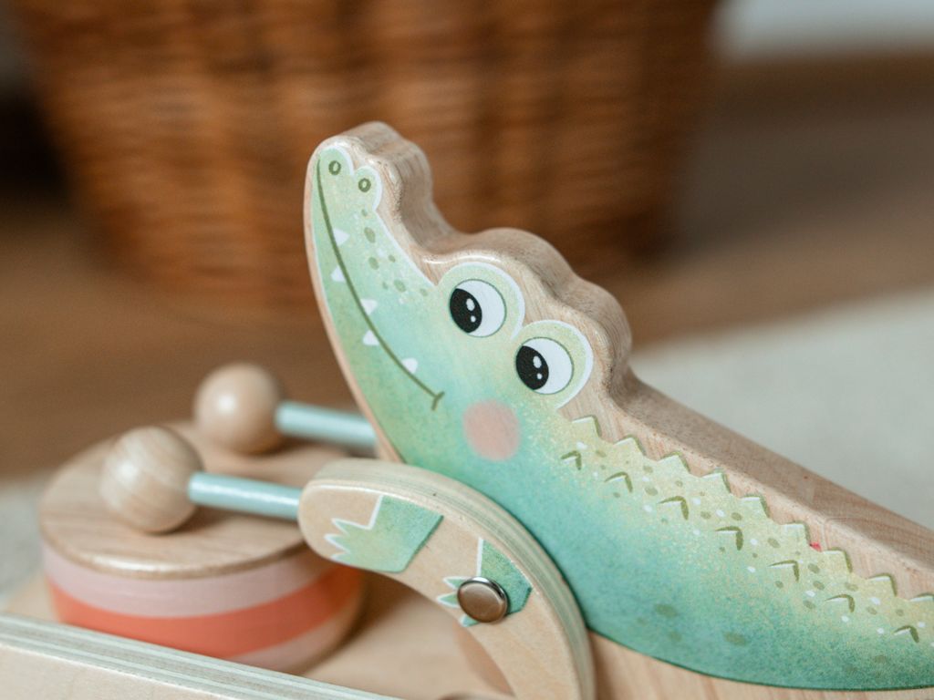 eliNeli Dřevěná tahačka – bubnující krokodýl