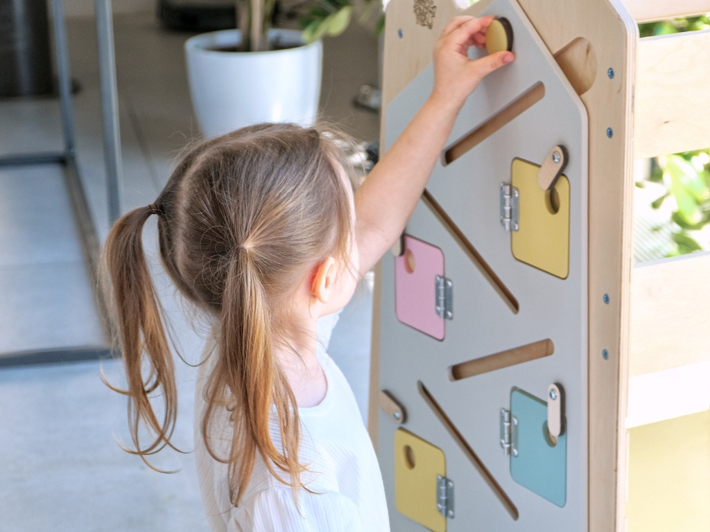 BusyKids Učicí věž Play 5v1 – 89 cm s tabulí