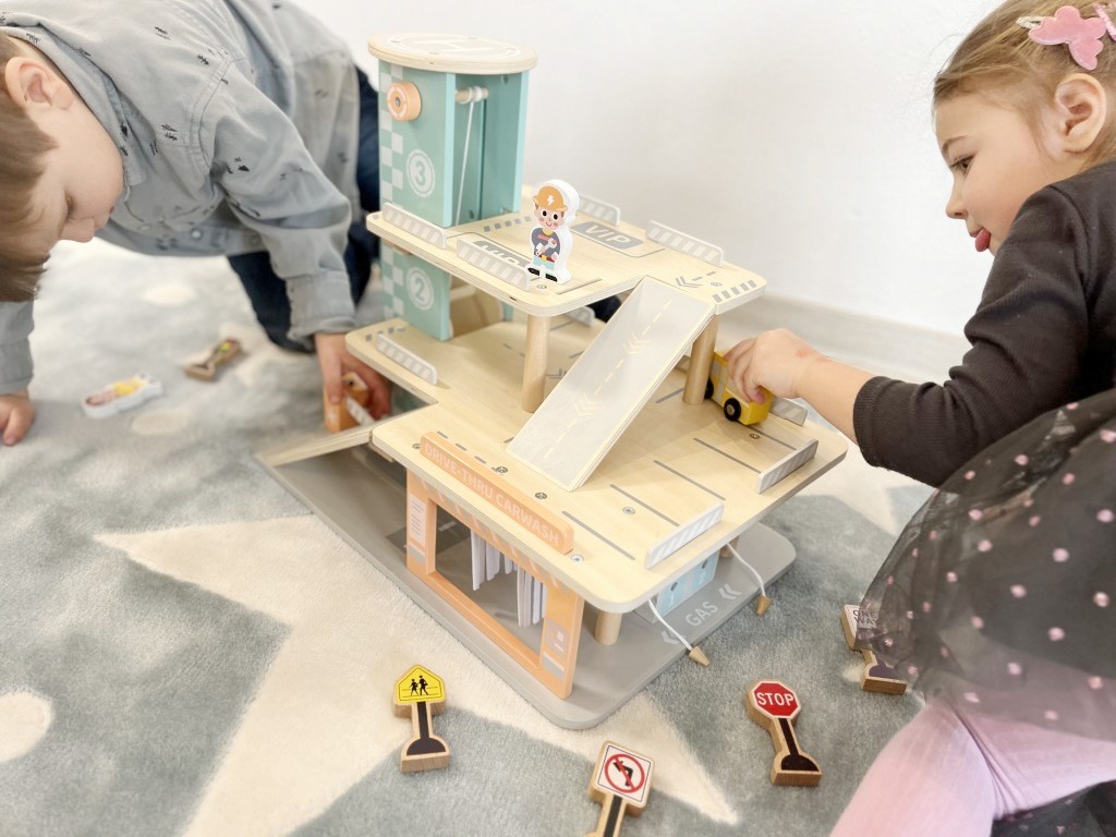 eliNeli Dřevěná garáž na autíčka s myčkou - BAZAR (obrázek 8)