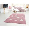 Ruzovy koberec s bilymi mracky
