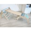 Montessori Piklerové trojúhelník light s modrými příčkami propojený prknem s montessori houpačkou