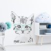 Stylová samolepka na zeď s kočkou bude ozdobou dětského pokoje. Osobitý design s akcentem na výrazný prvek brýlí najde uplatnění v každém interiéru.