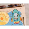 Vkládací puzzle na střeše activity boardu ve vesmíru