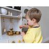 Dřevěná dětská kuchyňka s interaktivními prvky