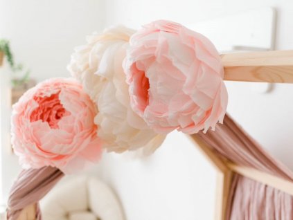 Krepp bazsarózsa az ágy díszítéséhez