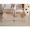 Bézs színű bársony kanapé és játszóház gyerekeknek