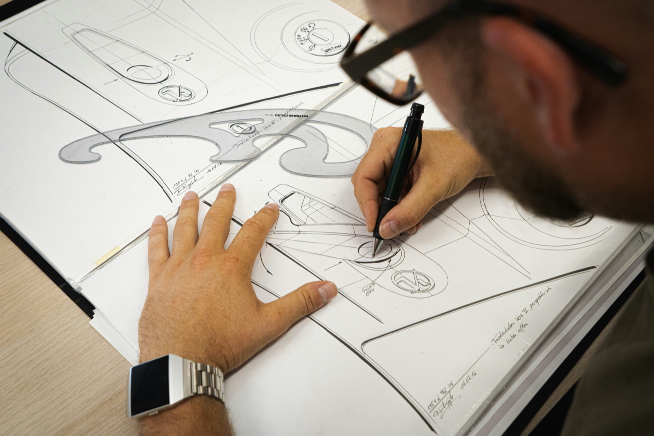 Designér kreslí perem návrh na papír