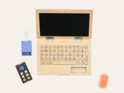 Dřevěný dětský notebook s  příslušenstvím