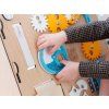 Activity board pro děti s montessori prvky zajíc