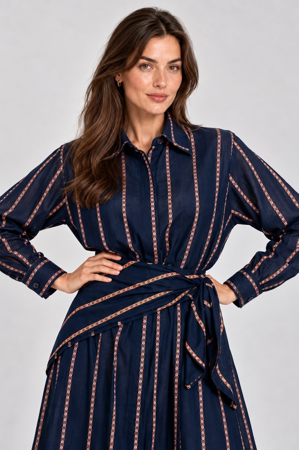 Modelka v pruhovaných košilových šatech z kolekce Elišky Tomkové