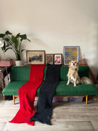 Maxi šály z alpaky a vlny ❤️🖤 🦙🦙🦙🦙🐑🐑🐑 Instagram se rozhodl, že mi zruší barvy, každopádně ta červená je vskutku krásně...